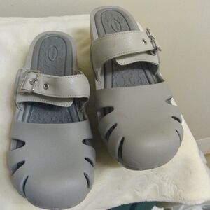 Gray Slip-On Sandals with Buckle. Dr Scholls Two Tone Sz 7M